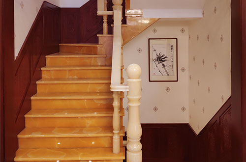 灵石中式别墅室内汉白玉石楼梯的定制安装装饰效果